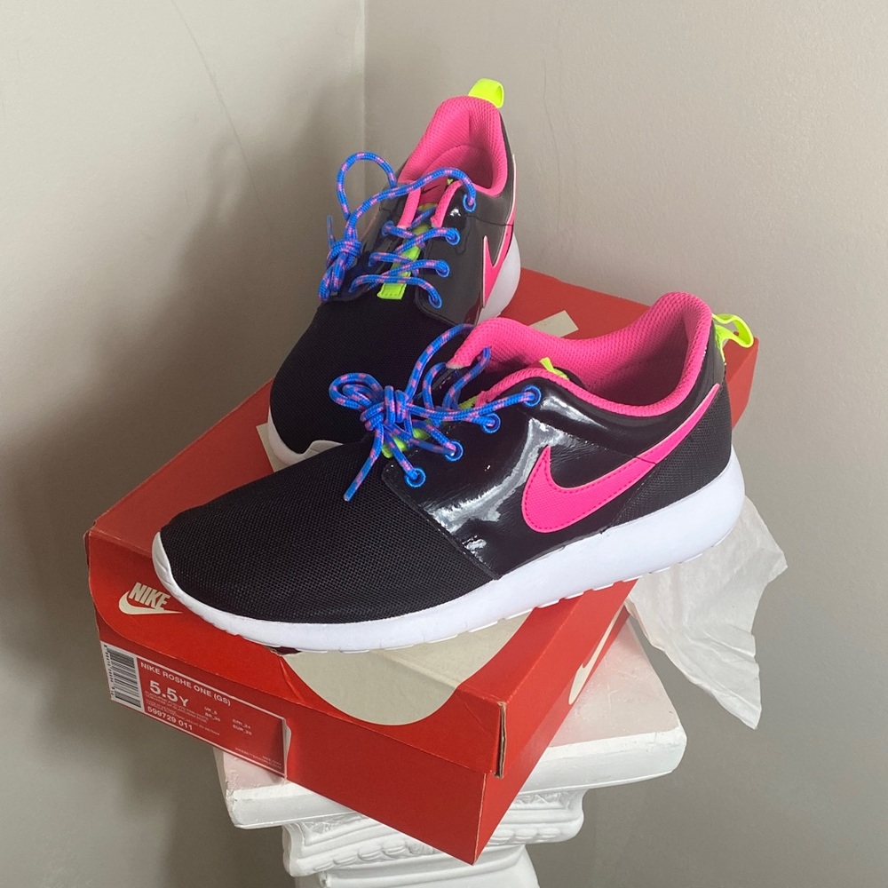 NEW IN BOX Nike Women's Black and Pink Sneakers